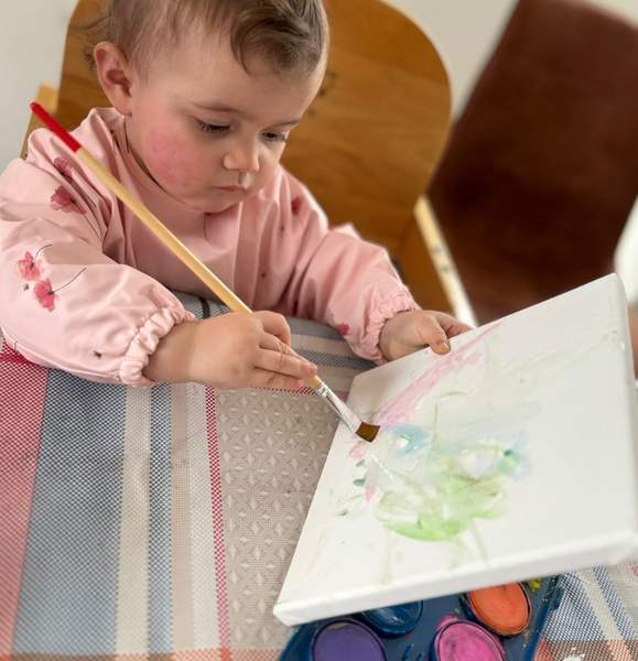 Cailey aan de keukentafel, 16 maanden oud